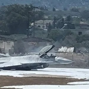 Αναγκαστική προσγείωση F-16 της Πολεμικής Αεροπορίας στη Ζάκυνθο – Βίντεο ντοκουμέντο