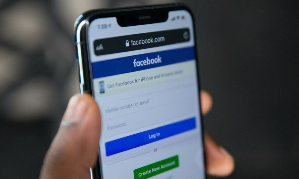 «Έπεσε» το Facebook: Μεγάλα προβλήματα στη σύνδεση