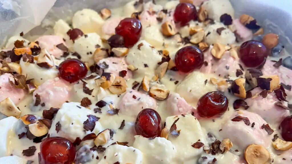 Frozen yogurt με φρούτα του δάσους μέλι και σοκολάτα