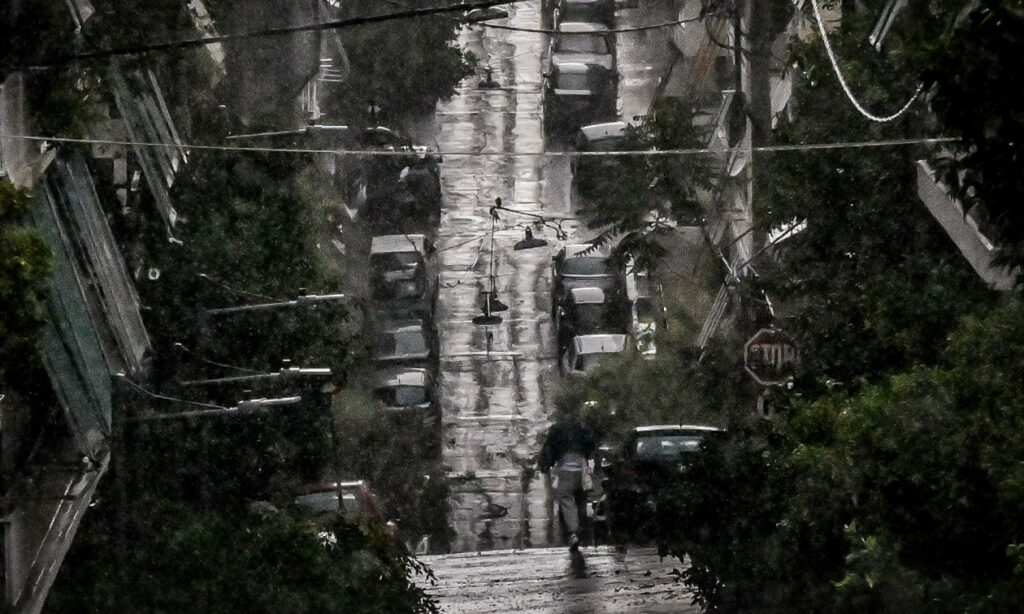 Στο έλεος της κακοκαιρίας η Αττική: Ισχυρή καταιγίδα πλήττει αυτή την ώρα το λεκανοπέδιο – Βίντεο