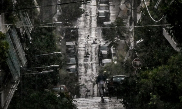 Στο έλεος της κακοκαιρίας η Αττική: Ισχυρή καταιγίδα πλήττει αυτή την ώρα το λεκανοπέδιο – Βίντεο