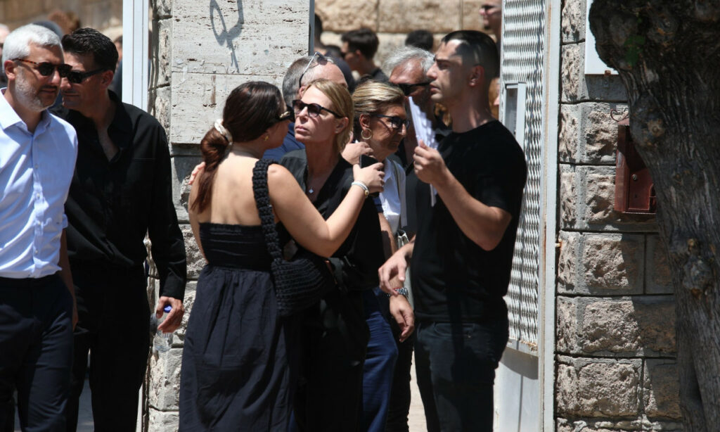 Λορέντζο Καριέρε – Συγκλονιστικός ο επικήδειος του γιου του: «Είχες υποσχεθεί ότι θα κακομάθεις τα εγγόνια σου»