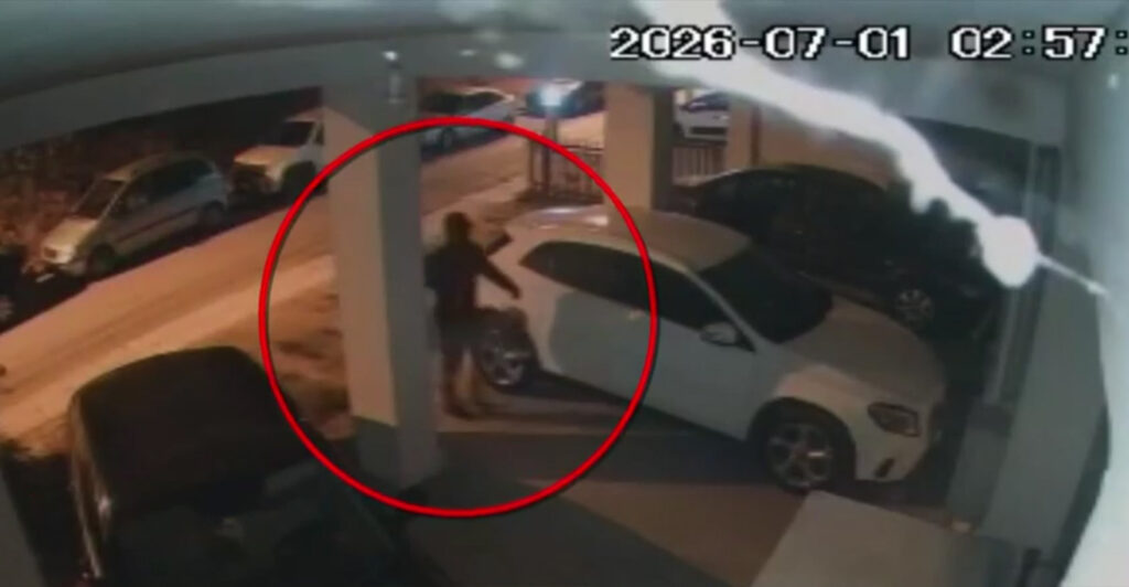 H στιγμή που ο δράστης αφήνει τον εμπρηστικό μηχανισμό στο σπίτι του Σάββα Αναστασιάδη στη Θεσσαλονίκη και η έκρηξη, δείτε βίντεο
