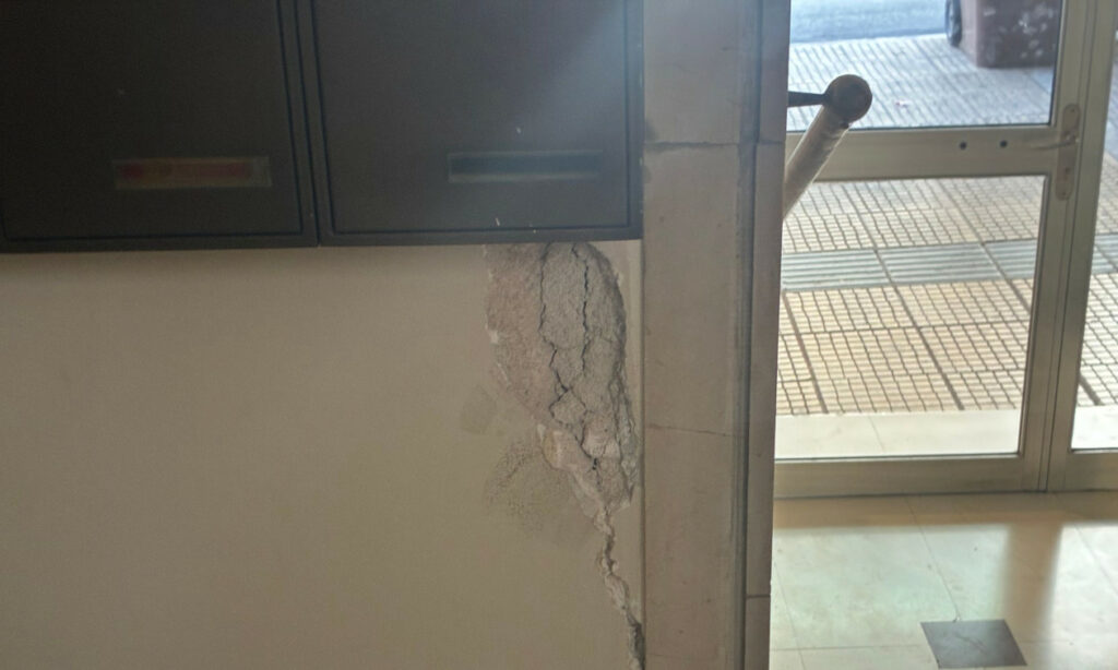 Κυψέλη: Ρωγμές και άλλες ζημιές σε 125 διαμερίσματα προκάλεσε ο μετροπόντικας