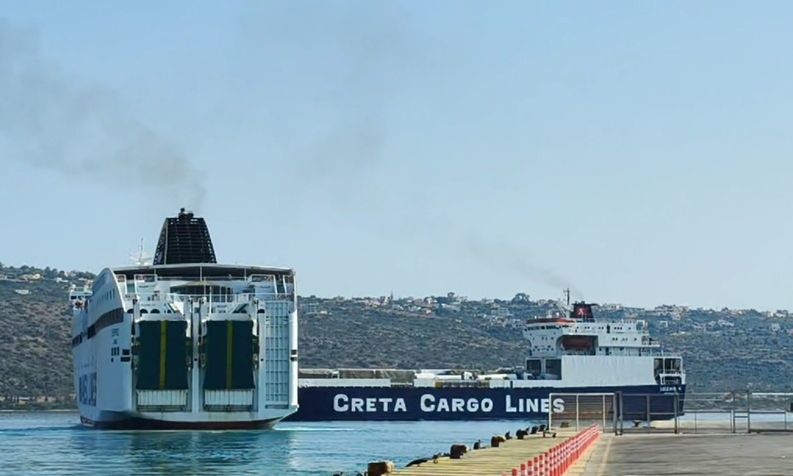 Σοβαρή επακούμβηση πλοίων στη Σούδα: Το «Έλυρος» προσέκρουσε στην πλώρη φορτηγού πλοίου