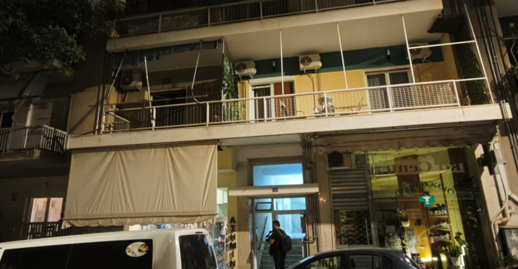 Μυστήριο στο Παγκράτι: Άνδρας βρέθηκε νεκρός τυλιγμένος σε σεντόνια – Εξετάζεται ο αδελφός του