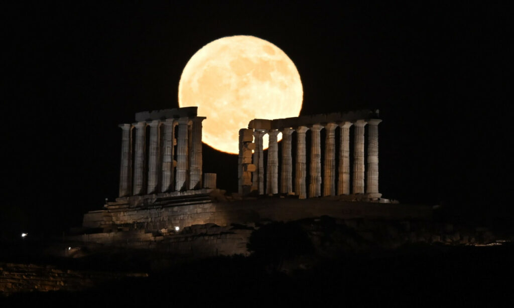 Πανσέληνος του «Κόκκινου Ελαφιού»: Πότε θα απολαύσουμε το ολόγιομο φεγγάρι του Ιουλίου