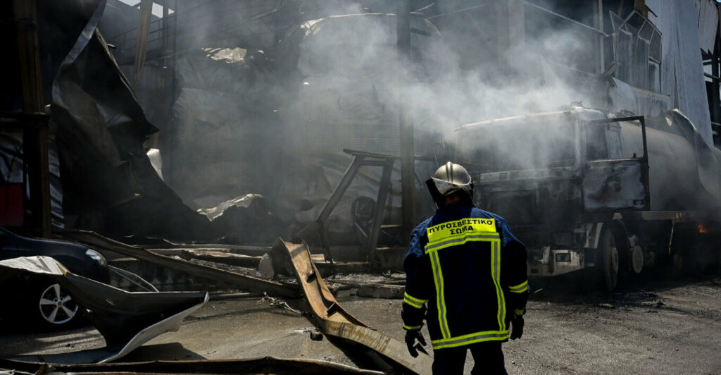 Κορινθία: Στο αυτόφωρο ο ιδιοκτήτης του εργοστασίου στα Εξαμίλια – Εργασίες ηλεκτροσυγκόλλησης πριν την φονική έκρηξη με θύμα έναν 67χρονο