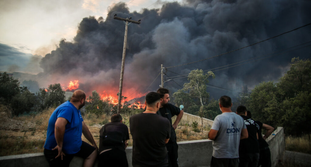 Φωτιά στο Ωραιόκαστρο: Τοξικό νέφος 20 χλμ «σκέπασε» την Θεσσαλονίκη από φωτιά σε εργοστάσιο ανακύκλωσης – Δείτε βίντεο και φωτογραφίες