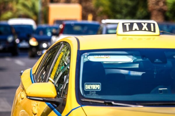 Πήρε ταξί για το μαιευτήριο, αλλά το μωρό βιάστηκε να… βγει: Η μητέρα ήταν ψύχραιμη και το παιδί πανέμορφο, λέει ο οδηγός