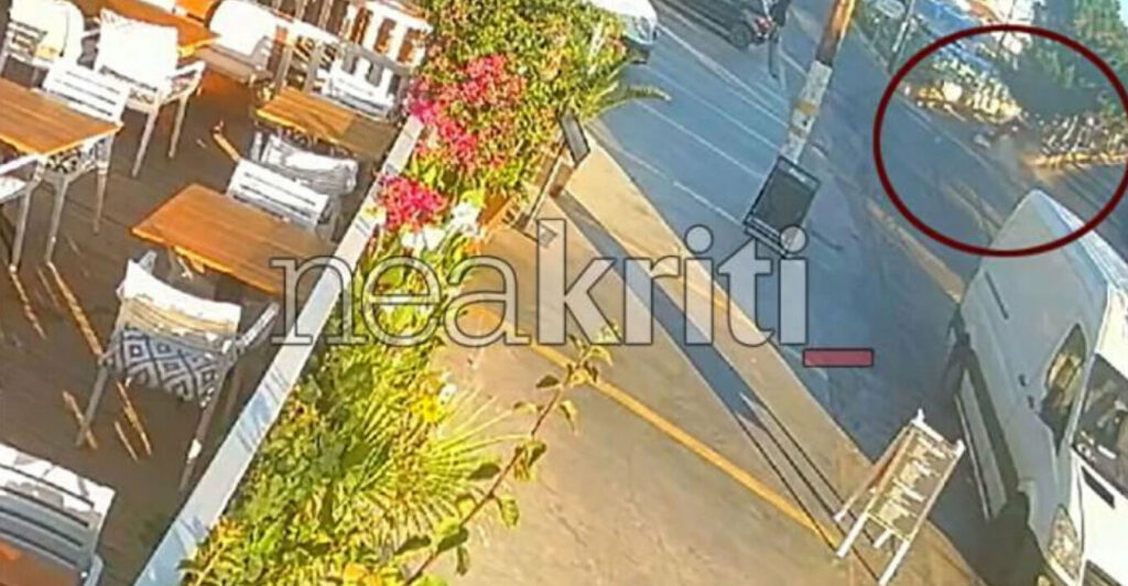 Η στιγμή που το αυτοκίνητο «πετάει» στον αέρα και πέφτει πάνω σε δέντρο και σταθμευμένα αυτοκίνητα  στην Κρήτη, δείτε βίντεο