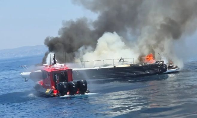 Βουλιαγμένη: Η στιγμή της βύθισης του ταχύπλοου – Διασώθηκαν οι τέσσερις επιβαίνοντες
