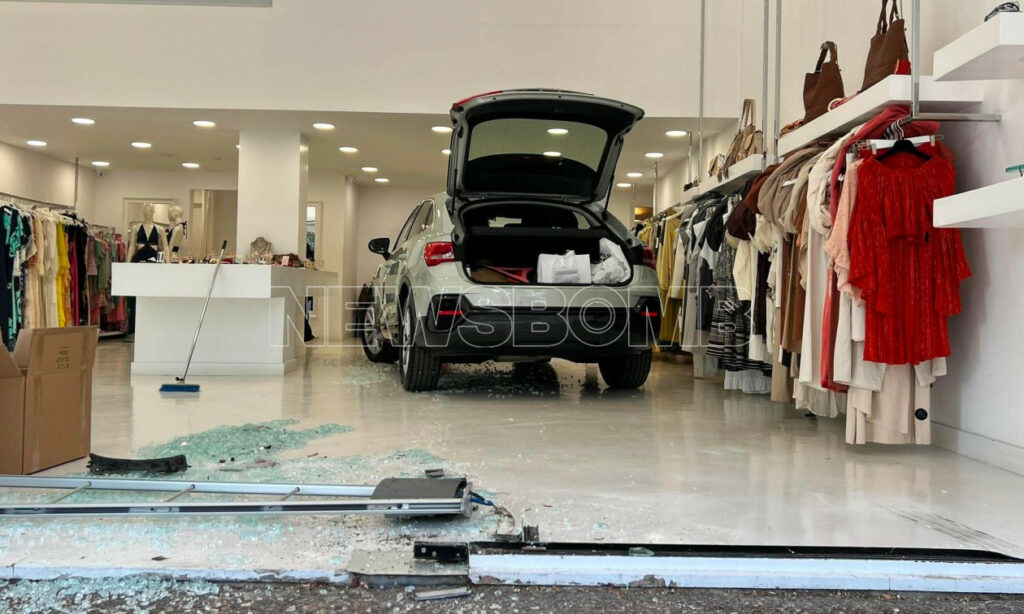 Βριλήσσια: Αυτοκίνητο εισέβαλε σε κατάστημα ενδυμάτων – Οδηγός μπέρδεψε την όπισθεν με την πρώτη
