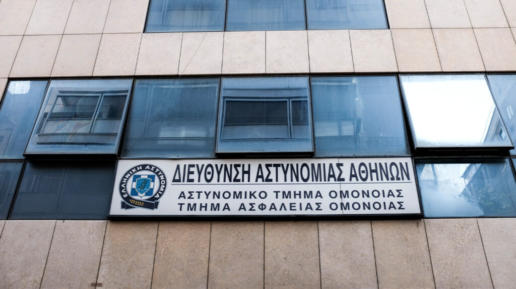 Ένοχοι κατά πλειοψηφία οι δυο αστυνομικοί για τον βιασμό 19χρονης μέσα στο ΑΤ Ομόνοιας