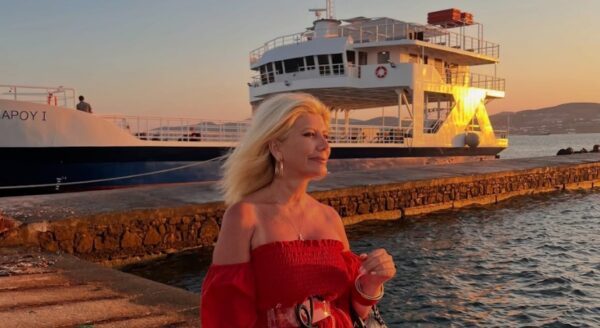 Ζήνα Κουτσελίνη: Το καλοκαίρι της στην Πάρο λίγο πριν το νέο της τηλεοπτικό ξεκίνημα!