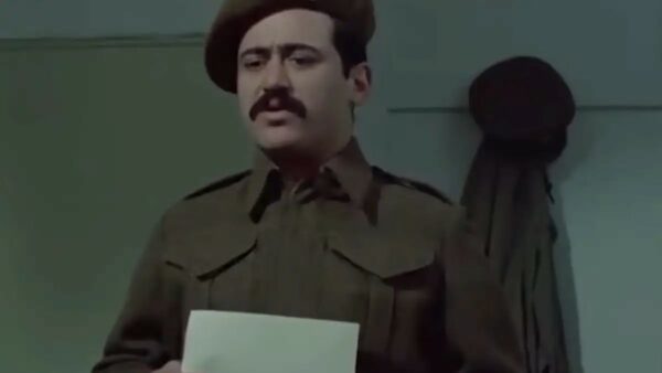 Νίκος Καλογερόπουλος: Ο θρυλικός ρόλος του Παπαδόπουλου στη «Λούφα και Παραλλαγή» που του χάρισε το πρώτο του βραβείο