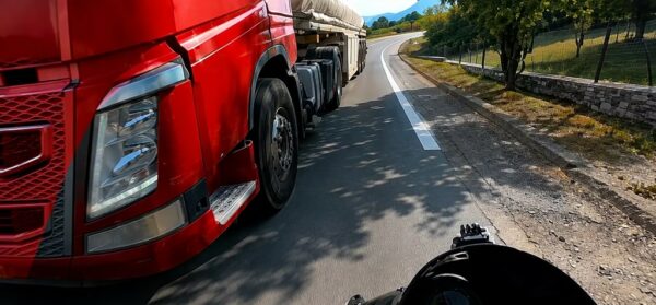 Βίντεο-σοκ: Νταλίκα προσπερνά σε στροφή, σε απόσταση αναπνοής από μοτοσικλετιστή – «Παραλίγο να πεθάνουμε»