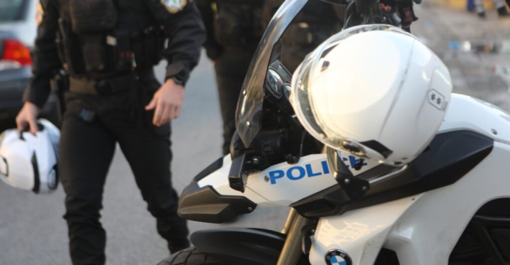 Μοτοσικλετιστής μπήκε 9 φορές αντίθετα σε μονόδρομο και παραβίασε 7 κόκκινα φανάρια στο κέντρο της Αθήνας, του επιβλήθηκε πρόστιμο 6.000€