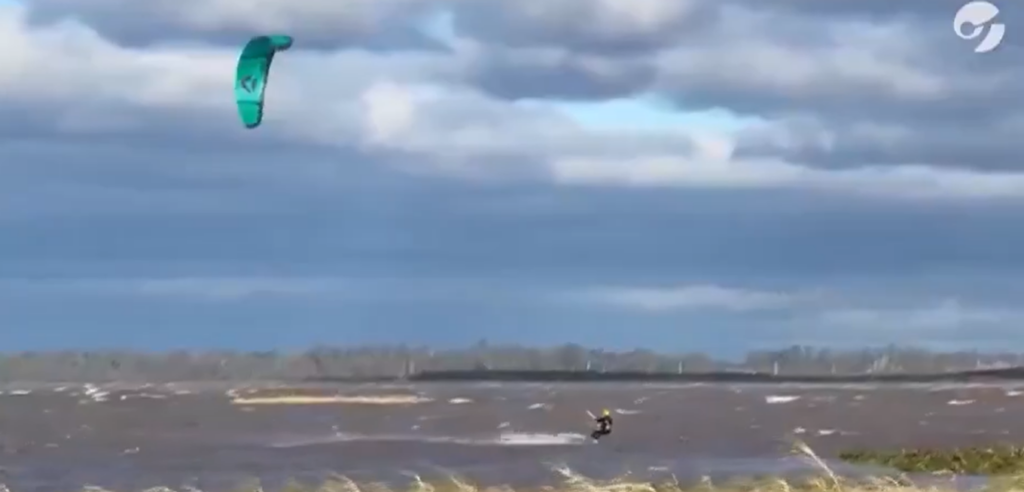 Αθλητής του kitesurfing πνίγηκε στην Αργεντινή ενώ η σύντροφός του κατέγραφε το μοιραίο άλμα του, δείτε βίντεο