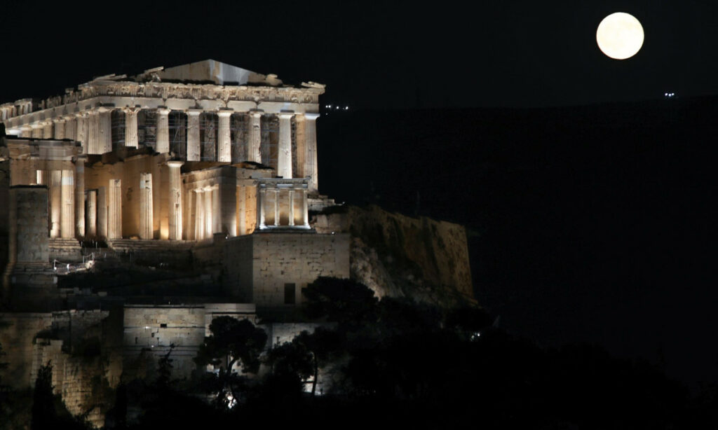 Η Ελλάδα λουσμένη στο φως του φεγγαριού – Εντυπωσιακές εικόνες από την Αυγουστιάτικη Πανσέληνο