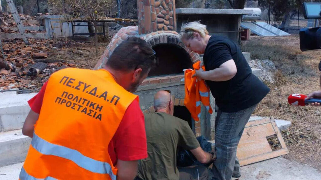 Συγκλονιστικές διασώσεις ζώων στα πύρινα μέτωπα: Σκύλος δεμένος σε αυλή και νεογέννητα γατάκια σε ξυλόφουρνο, δείτε φωτογραφίες