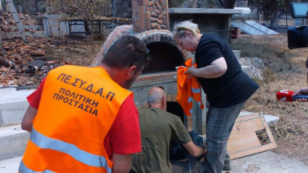 Συγκλονιστικές διασώσεις ζώων στα πύρινα μέτωπα: Σκύλος δεμένος σε αυλή και νεογέννητα γατάκια σε ξυλόφουρνο, δείτε φωτογραφίες