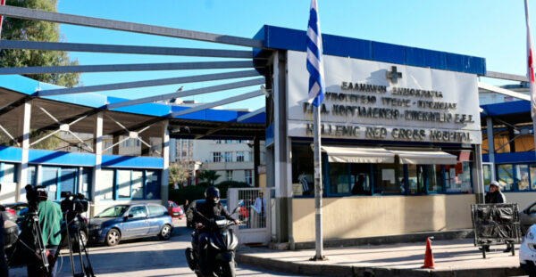 Ασθενής ξυλοκόπησε νοσηλεύτρια στα Επείγοντα του Ερυθρού Σταυρού, την άρπαξε από τα μαλλιά και τη χτύπησε σε πόρτες – Τι καταγγέλλει η ΠΟΕΔΗΝ