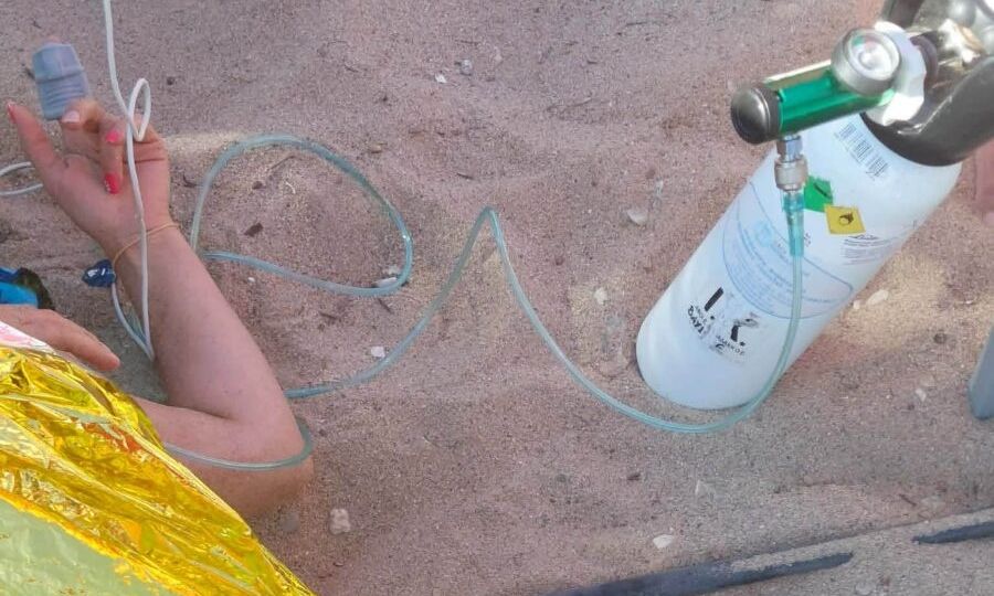 Χαλκιδική: Μάχη για 41χρονη να κρατηθεί στη ζωή– Παρασύρθηκε από τα κύματα ενώ κρατούσε το παιδί της