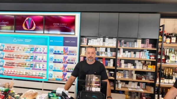 «Δεν θα με κυριεύσει ο φόβος»: Ο περιπτεράς της Γαστούνης άνοιξε ξανά το κατάστημά του μετά τις επιθέσεις και τον εμπρησμό