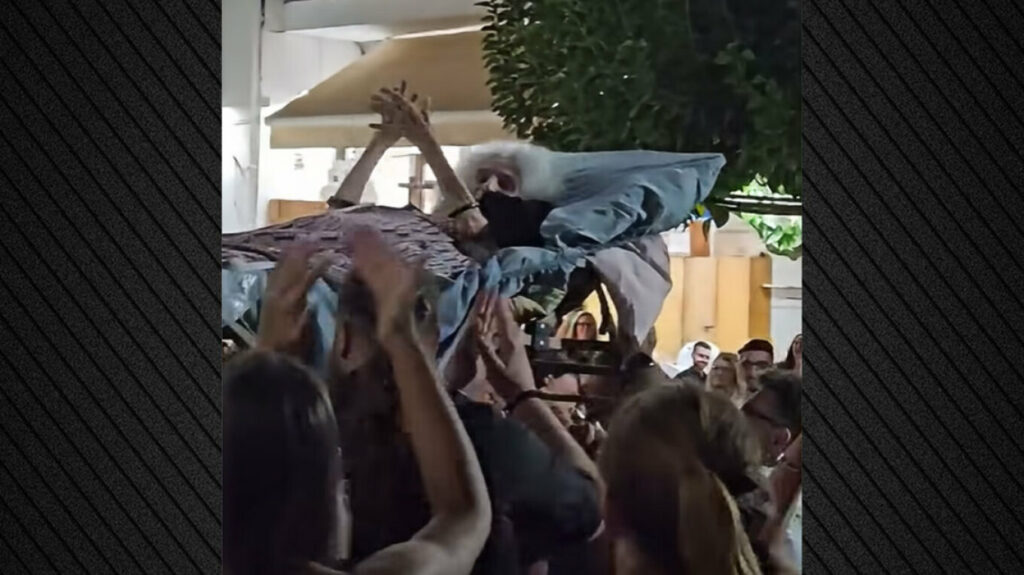 Άλλοτε μοντέλο του Νταλί και γλύπτρια η 90χρονη Γερμανίδα που την πήγαν με ξαπλώστρα σε πανηγύρι στη Κρήτη – Ήρθε στην Ελλάδα λόγω του Ψαραντώνη