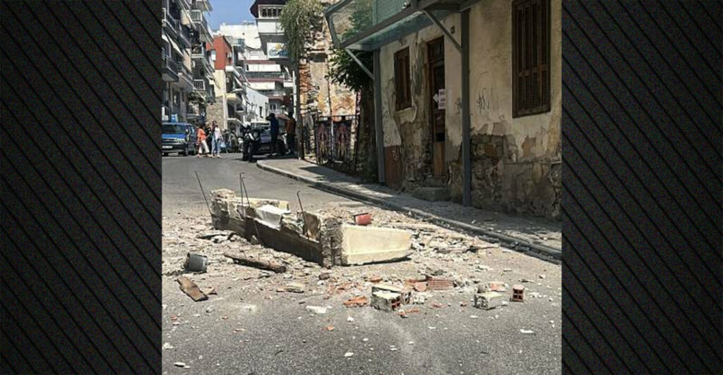 Τμήμα μπαλκονιού αποκολλήθηκε κι έπεσε σε δρόμο στην Καβάλα, διερχόμενος μοτοσικλετιστής γλίτωσε την τελευταία στιγμή, βίντεο