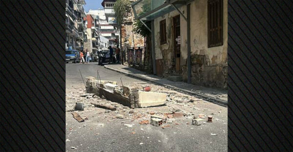 Τμήμα μπαλκονιού αποκολλήθηκε κι έπεσε σε δρόμο στην Καβάλα, διερχόμενος μοτοσικλετιστής γλίτωσε την τελευταία στιγμή, βίντεο