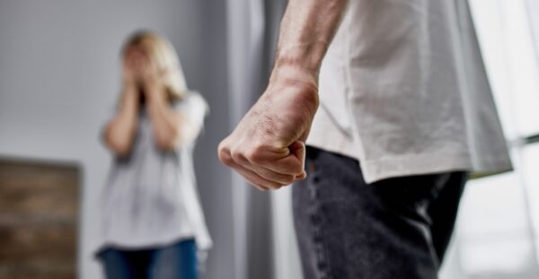Χτυπούσε την σύζυγό του ενώ κοιμόταν για μια παλιά κλήση στο κινητό, η καταγγελία στην Κρήτη που έστειλε 36χρονο στη φυλακή