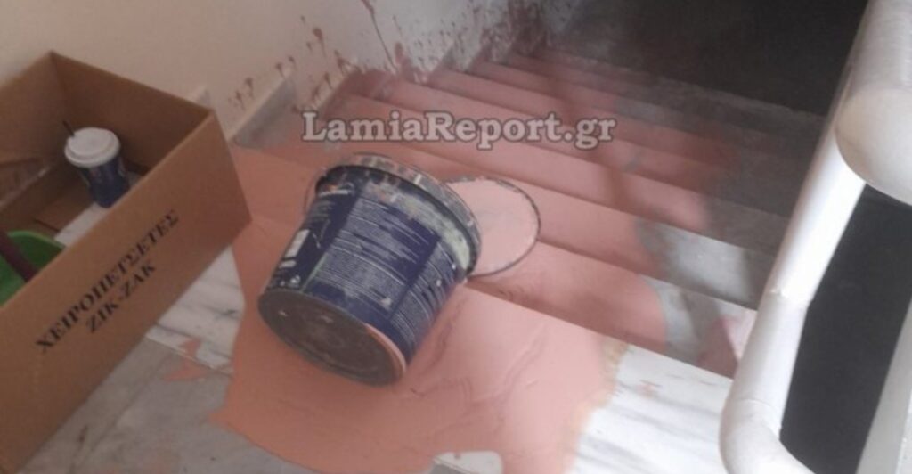 Διέρρηξαν και βανδάλισαν σχολείο στη Λαμία: Έχυσαν μπογιές, προκάλεσαν ζημιές και ανέβασαν παγκάκι σε περβάζι