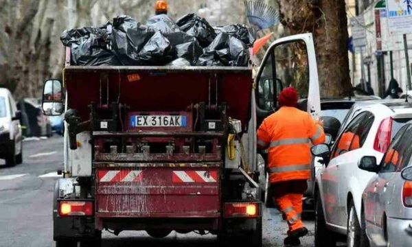 Δεν είναι απλά τύχη: Κέρδισε 1 εκατομμύριο ευρώ στο λαχείο, το πέταξε κατά λάθος και το βρήκε στα σκουπίδια