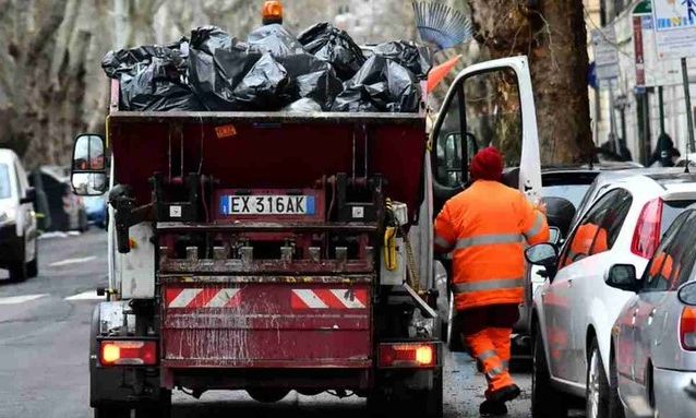 Δεν είναι απλά τύχη: Κέρδισε 1 εκατομμύριο ευρώ στο λαχείο, το πέταξε κατά λάθος και το βρήκε στα σκουπίδια