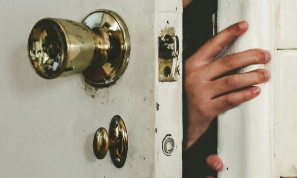 Σπάρτη: Θρασύτατοι ληστές εισέβαλαν σε σπίτι 63χρονου – Τον χτύπησαν, ξύπνησε η 90χρονη μάνα του