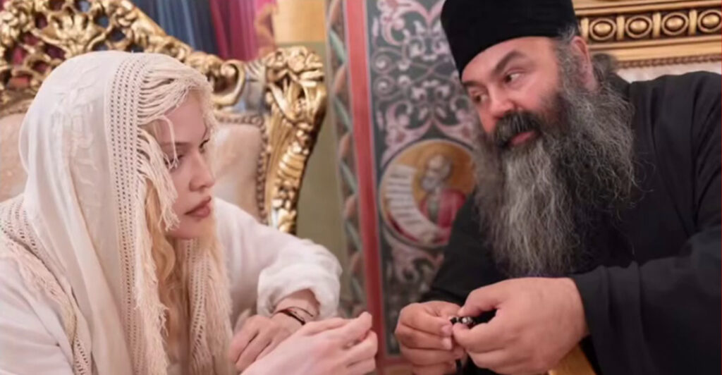 «Οι αμαρτίες μου είναι η σωτηρία μου»: Η Μαντόνα δημοσίευσε νέες φωτογραφίες από το ταξίδι της στην Ελλάδα