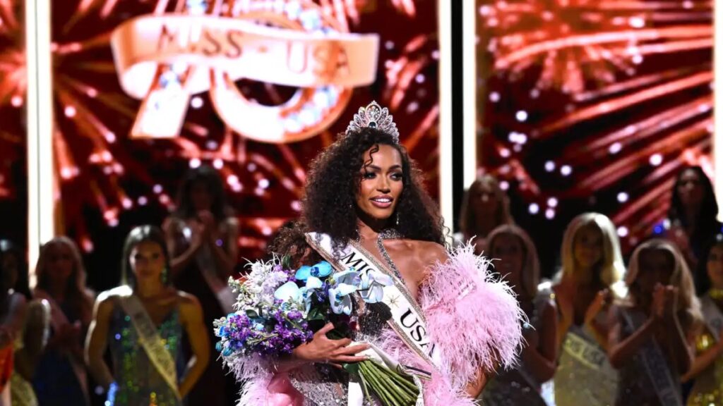 Miss USA 2026: Νικήτρια η 31χρονη Justus Kelly που «έσπασε» ένα ταμπού 75 ετών – Για πρώτη φορά παντρεμένη γυναίκα και μητέρα κερδίζει το στέμμα