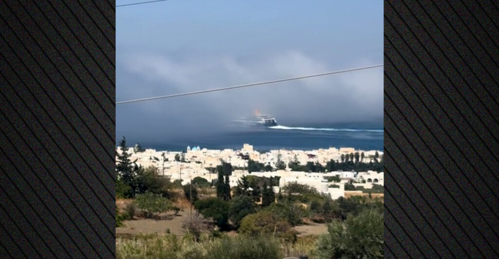 Η στιγμή που καράβι «χάνεται» μέσα στην ομίχλη στο λιμάνι της Πάρου, δείτε βίντεο