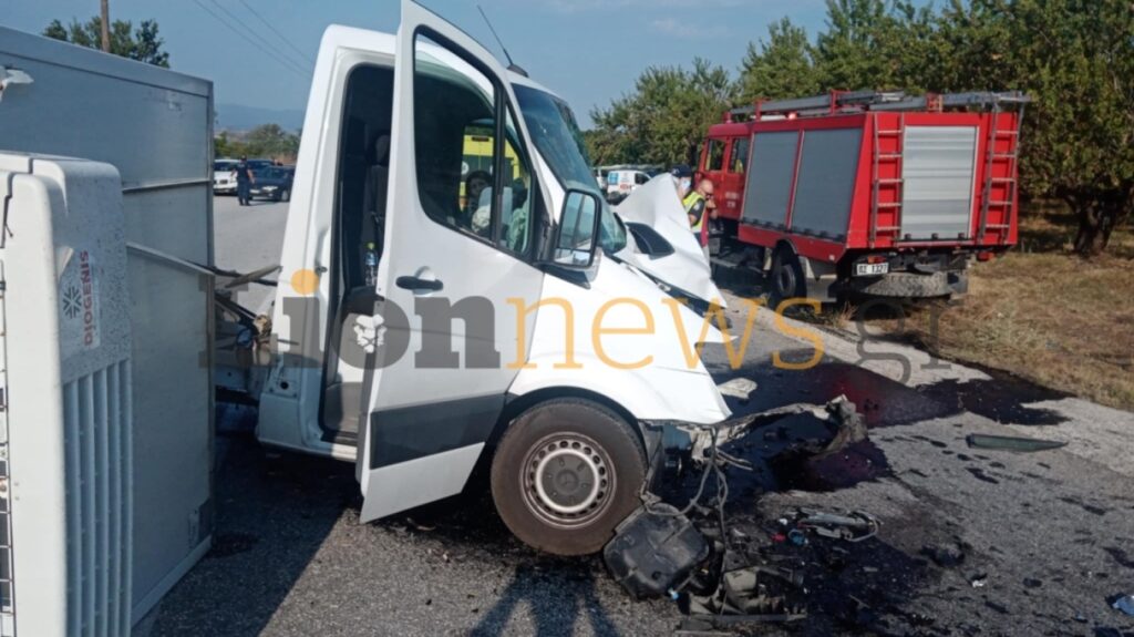 Οικογενειακή τραγωδία στις Σέρρες, μητέρα και γιος οι νεκροί από την μετωπική φορτηγού με ΙΧ – Βίντεο ντοκουμέντο από τη στιγμή της σύγκρουσης
