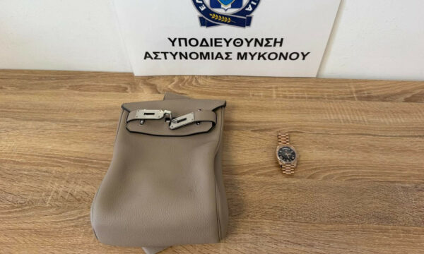 Μύκονος: Η στιγμή που εντοπίζουν το ρολόι και την τσάντα των 75.000 ευρώ κάτω από πέτρες