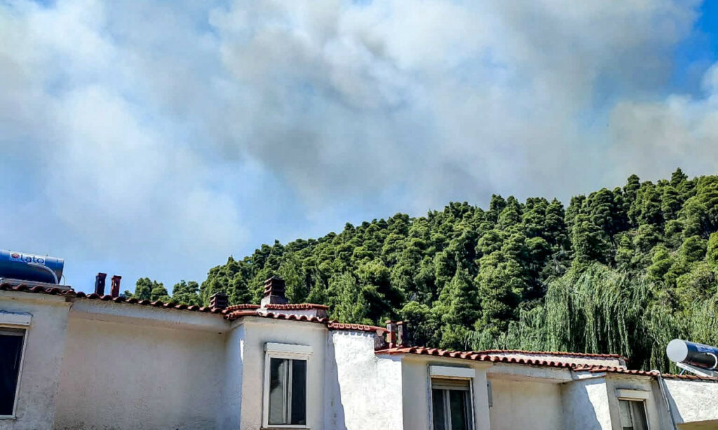 Φωτιά στη Χαλκιδική: Από θαλάσσης απομακρύνονται οι κάτοικοι της Σίβηρης – Σε εξέλιξη η πυρκαγιά