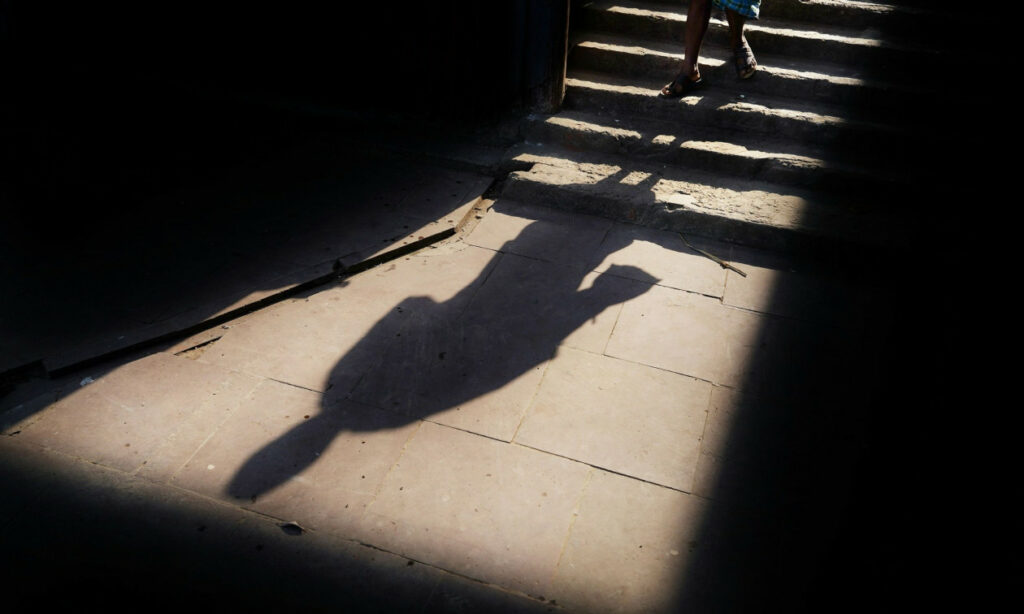 Λάρισα: «Έκαιγε τα παιδιά της με αναμμένο τσιγάρο»-Στο εδώλιο η μητέρα και δύο ακόμη κατηγορούμενοι