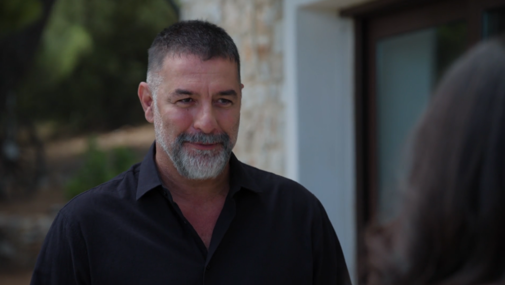 «Δυο μαύρα πουκάμισα»- Στα επόμενα επεισόδια οι σχέσεις δοκιμάζονται και οι κρυφές επιθυμίες βγαίνουν στην επιφάνεια.