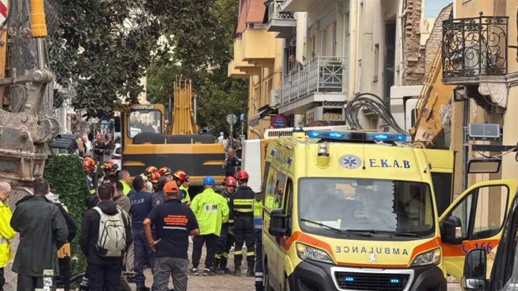 Βρέθηκαν δύο ακόμα σοροί στο κτήριο που κατέρρευσε στην Πλάκα, τέσσερις οι νεκροί και δύο οι αγνοούμενοι