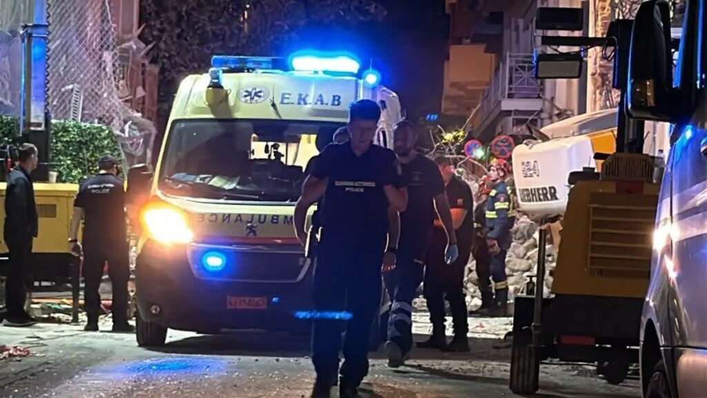 Έκρηξη στην Πλάκα: Γυναίκα ανασύρθηκε νεκρή από τα ερείπια του κτιρίου – Αγωνία για πέντε αγνοούμενους