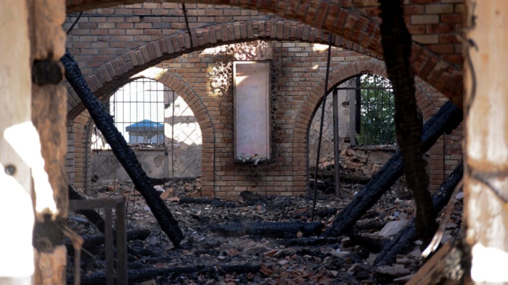 Εικόνες καταστροφής από το οινοποιείο της Achaia Clauss: Σώθηκαν τα ιστορικά κρασιά, κάηκε το πέτρινο κτήριο των 165 ετών