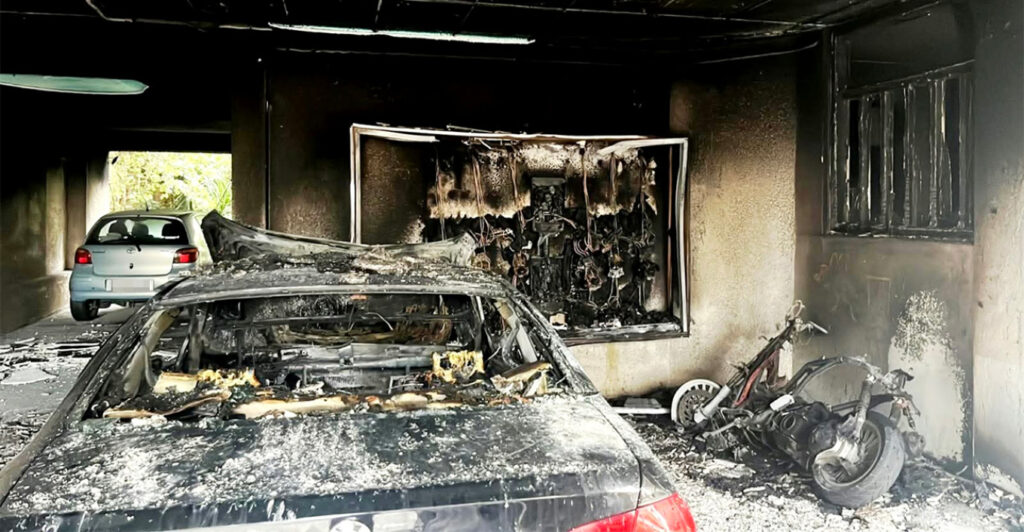 Φωτιά σε πιλοτή πολυκατοικίας στο Γαλάτσι, κάηκαν ΙΧ και μηχανή, δύο άτομα στο νοσοκομείο