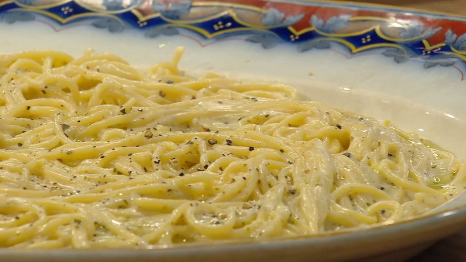 Μακαρονάδα cacio e pepe με φέτα